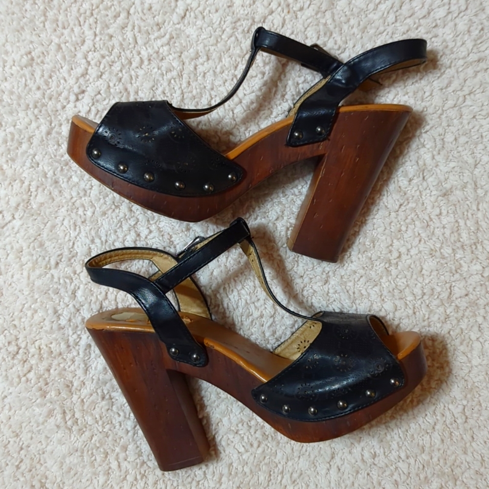 Top Moda Black Riveted Wood Platform T-Strap Sandals Size 8.5 - Picture 2 of 7
